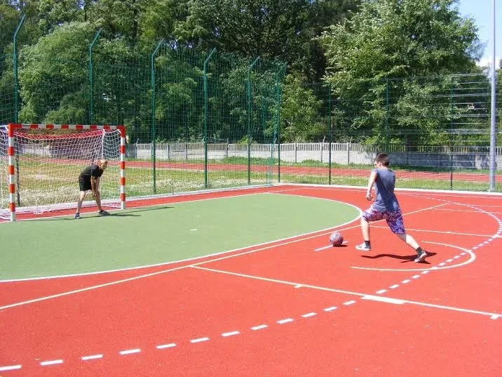 Wakacyjny sport na boisku Czwórki (zdjęcia)