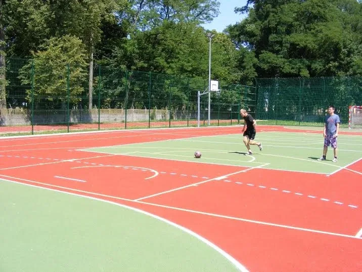 Wakacyjny sport na boisku Czwórki (zdjęcia)