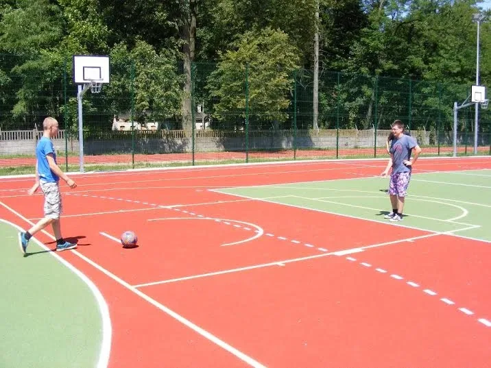 Wakacyjny sport na boisku Czwórki (zdjęcia)