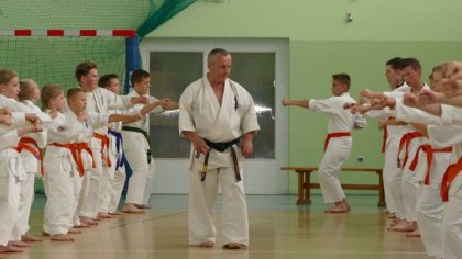 Ostrów Mazowiecka - Kilkudziesięciu adeptów Klubu Karate Kyokushin Ronin przystą