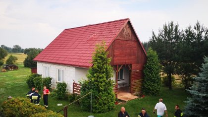 Ostrów Mazowiecka - Najprawdopodobniej po uderzeniu pioruna w pokrycie dachu jed