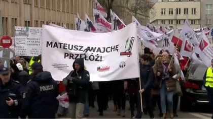 Ostrów Mazowiecka - Pracownicy sądów i prokuratury protestują w centrum Warszawy