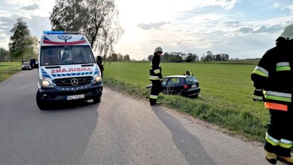 Ostrów Mazowiecka - Samochód osobowy zjechał na przydrożne pole, do wypadku dosz