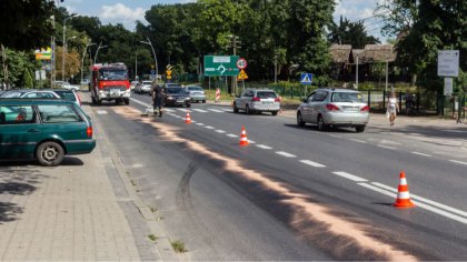 Ostrów Mazowiecka - Kilkudziesięciometrową plamę oleju na ul. Różańskiej usuwali