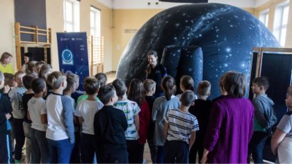 Ostrów Mazowiecka - Centrum Nauki Kopernik rozstawił się w Szkole Podstawowej nr