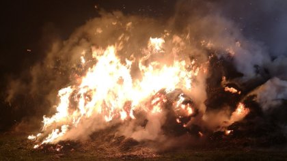 Ostrów Mazowiecka - Do pożaru bel słomy przy ulicy Złotych Kłosów w Ostrowi Mazo