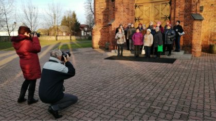 Ostrów Mazowiecka - Seniorzy z brokowskiego Klubu Seniora, korzystając z pięknej