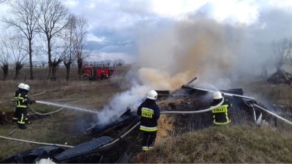 Ostrów Mazowiecka - Dwa zastępy strażaków gasiły pożar w miejscowości Godlewo-Ba