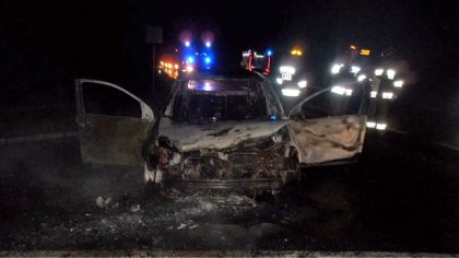 Ostrów Mazowiecka - Do bardzo groźnego pożaru volkswagena golfa doszło na drodze