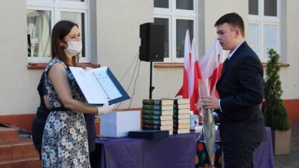 Ostrów Mazowiecka - Uczniowie klas ósmych pożegnali mury Szkoły Podstawowej nr 1