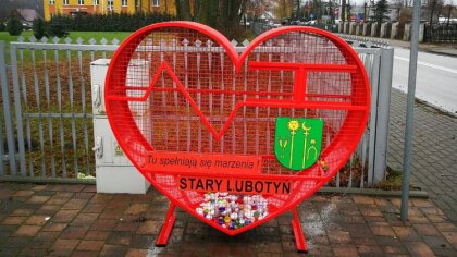 Ostrów Mazowiecka - W Starym Lubotyniu stanął pojemnik w kształcie wielkiego, cz