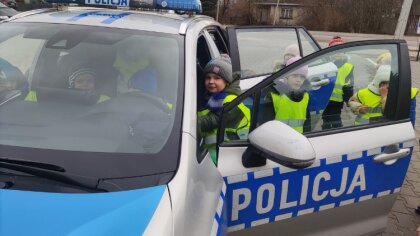 Ostrów Mazowiecka - Ostrowscy policjanci odwiedzają dzieci w szkołach, aby rozma