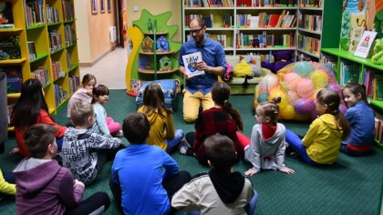 Ostrów Mazowiecka - Pan Poeta gościł w brokowskiej bibliotece podczas zajęć z ok