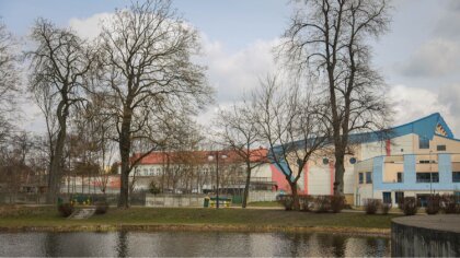 Ostrów Mazowiecka - Zachmurzenie duże z licznymi rozpogodzeniami na zachodzie i 