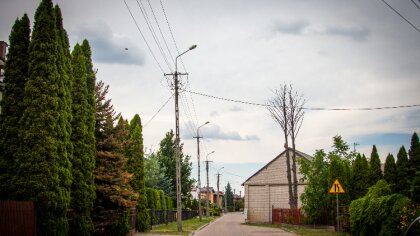 Ostrów Mazowiecka - Zachmurzenie zmienne, na wschodzie przelotny deszcz i burze.