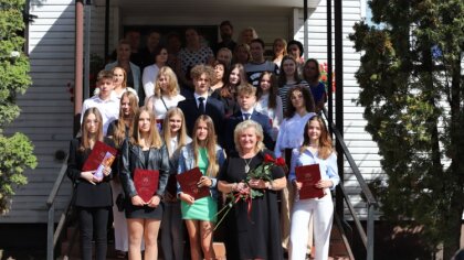 Ostrów Mazowiecka - Wójt Bożena Kordek nagrodziła 17 najlepszych uczniów ze szkó