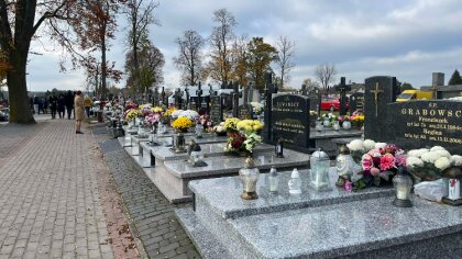 Ostrów Mazowiecka - Jak co roku, mieszkańcy Jasienicy tłumnie odwiedzają cmentar