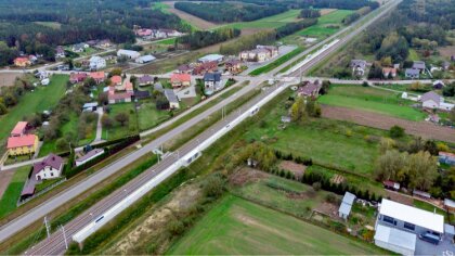 Ostrów Mazowiecka - Przybywa miejsc parkingowych przy stacjach i przystankach na