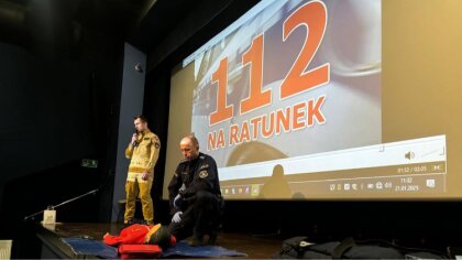 Ostrów Mazowiecka - Z okazji Dnia Babci i Dziadka ostrowscy policjanci, strażacy