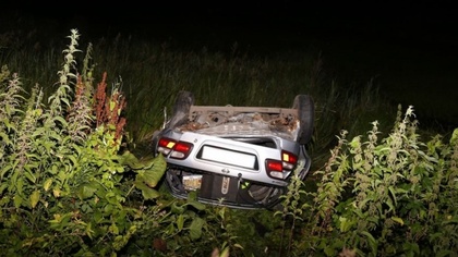 Ostrów Mazowiecka - Kierujący nissanem wypadł z drogi i dachował. Auto zatrzymał