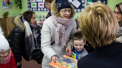 Ostrów Mazowiecka - Mobilna biblioteka zawitała do kolejnej ostrowskiej placówki