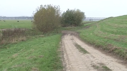 Ostrów Mazowiecka - Dziewczyna biegła wzdłuż wału nad Wisłą. W drodze powrotnej 