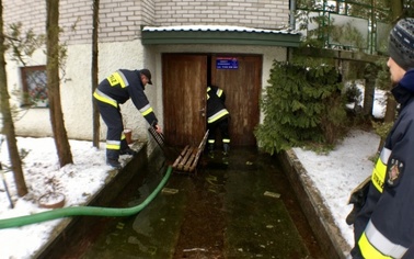 Ostrów Mazowiecka - W sobotę 4 lutego doszło do zalania piwnicy w budynku mieszk