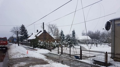 Ostrów Mazowiecka - Połamane konary drzew, zerwane linie energetyczne, brak prąd